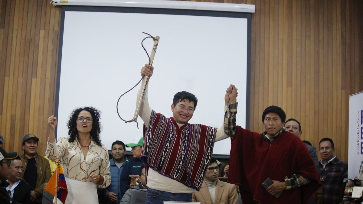 El alcalde de Riobamba, John Vinueza (c).