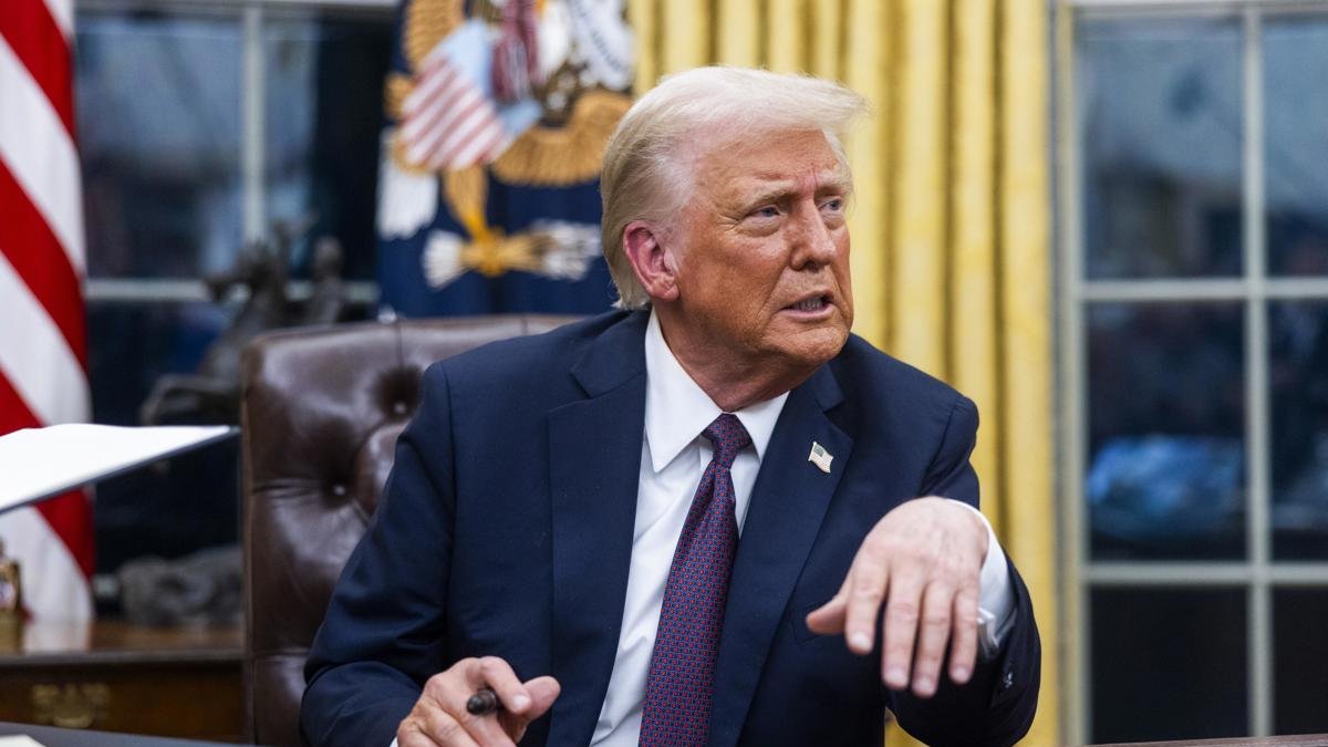 El presidente de Estados Unidos, Donald Trump, firma numerosas órdenes ejecutivas, en su primer día en la Oficina Oval, en la Casa Blanca, este lunes 20 de enero.