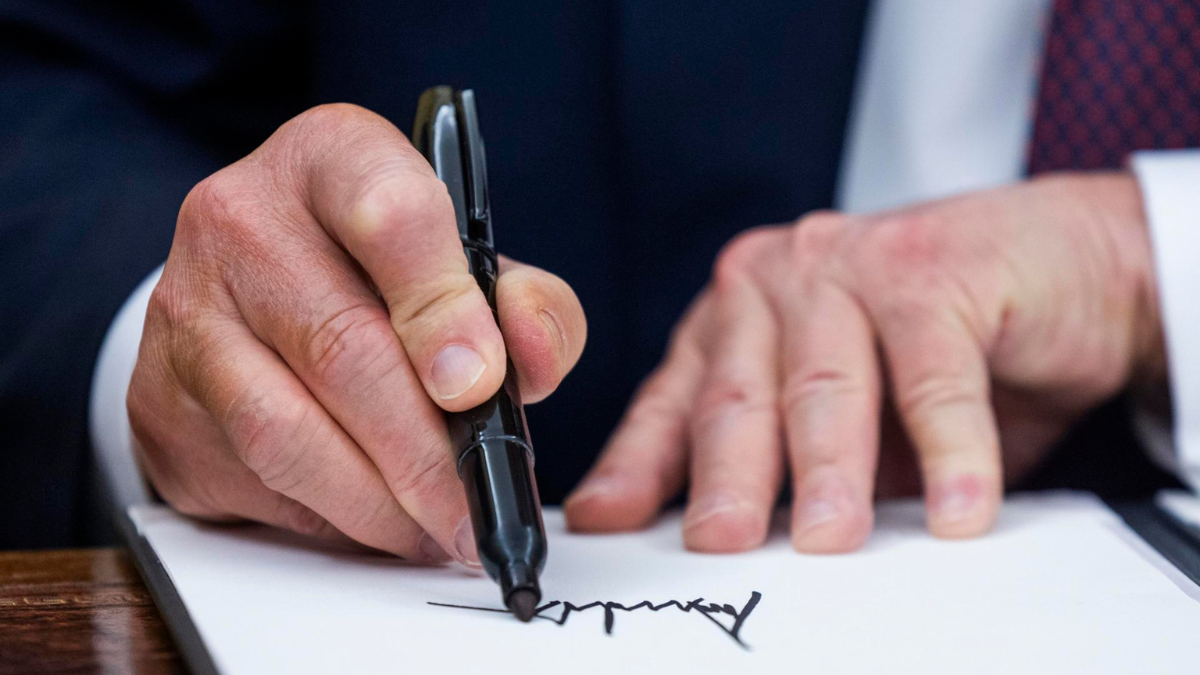 El presidente de Estados Unidos, Donald Trump, firma numerosas órdenes ejecutivas el primer día de su mandato en la Oficina Oval de la Casa Blanca en Washington, el 20 de enero de 2025.