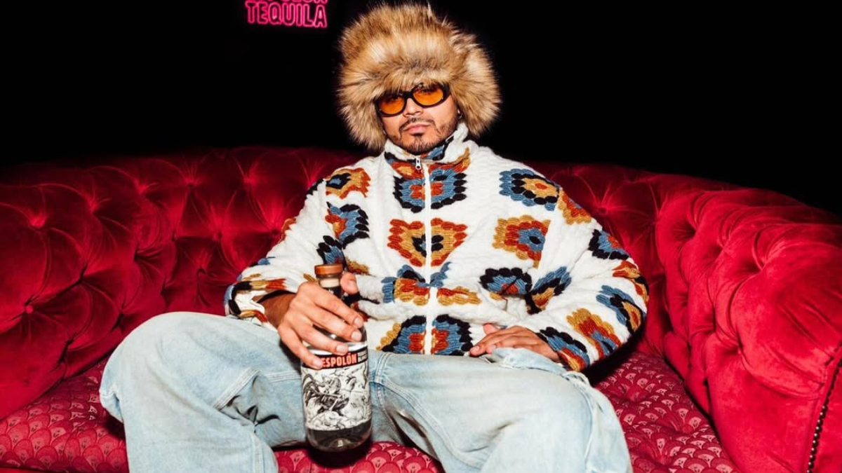 Álvaro Díaz mezcla géneros como el reguetón, hip-hop y trap con influencias del indie y  pop.