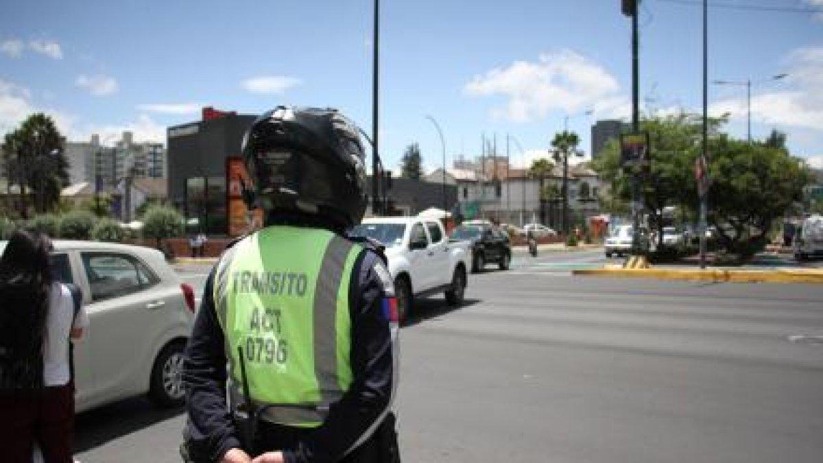 Referencial. La AMT sancionó a un conductor que irrespetó la luz roja del semáforo y realizar maniobras peligrosas.