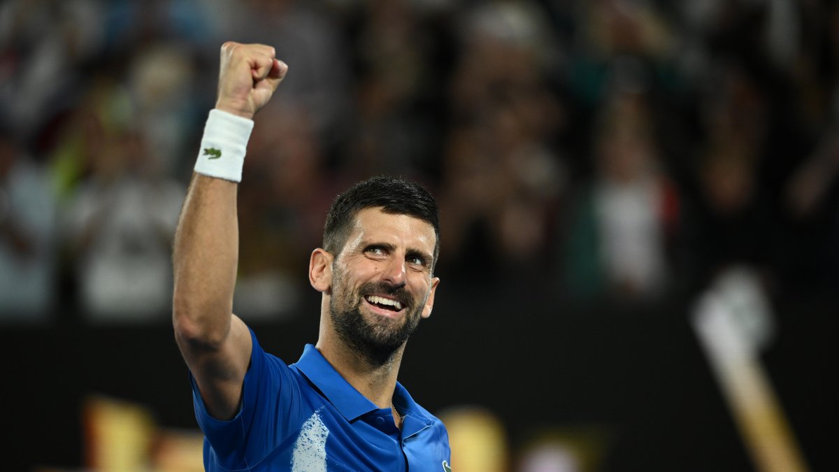 El festejo de Djokovic tras vencer a Carlos Alcaraz en cuartos de final del Australian Open.