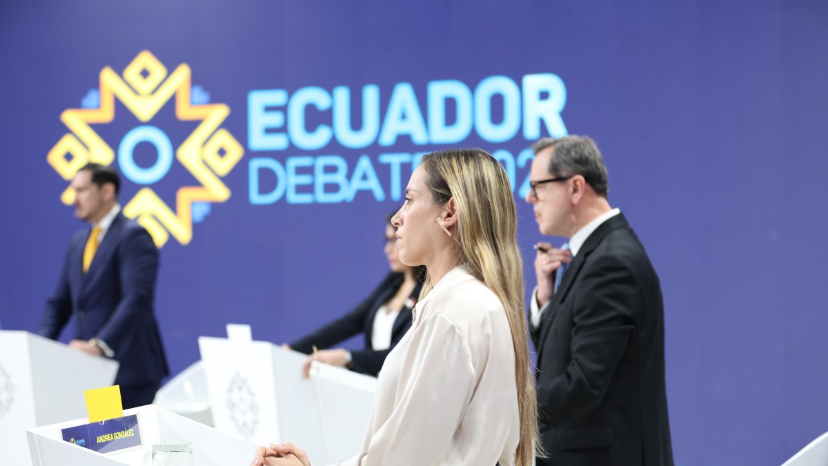 Casi una extranjera Andrea González Nader por no tener miedo a debatir.