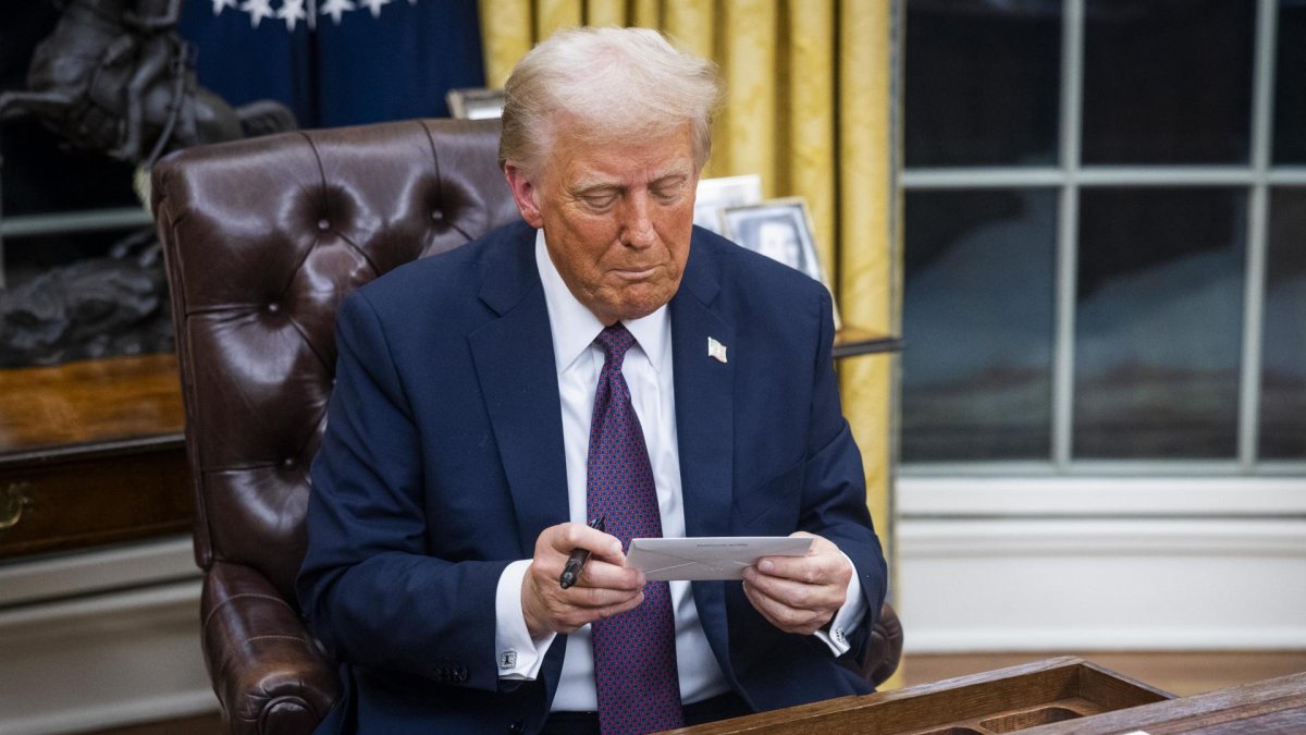 El presidente Donald Trump, en su oficina, tras su reciente posesión.