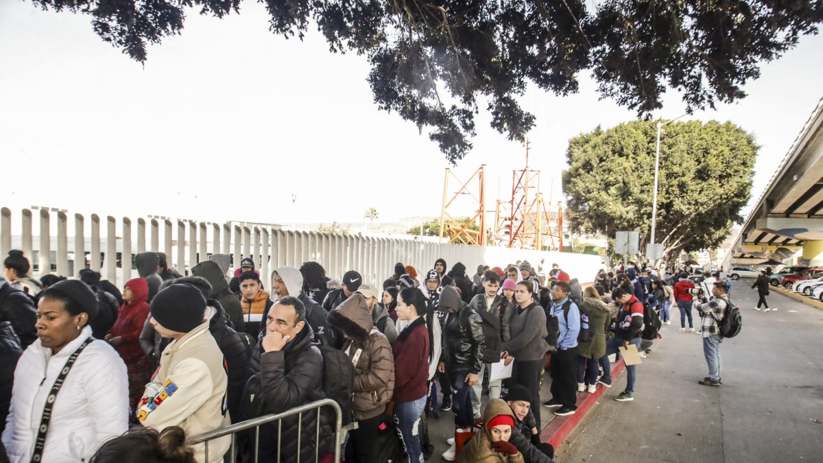 Migrantes permanecen varados este lunes, en el puerto fronterizo de El Chaparral, en Tijuana (México).