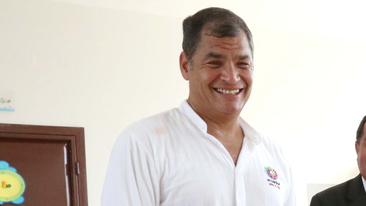 Rafael Correa reaccionó en redes sociales al video que captó su caída, durante una entrevista.