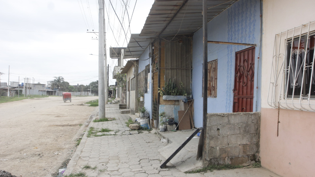 Sujetos armados arremeten contra 3 miembros de una familia en el interior de un inmueble ubicado en la Coop. Fuerza de los Pobres.