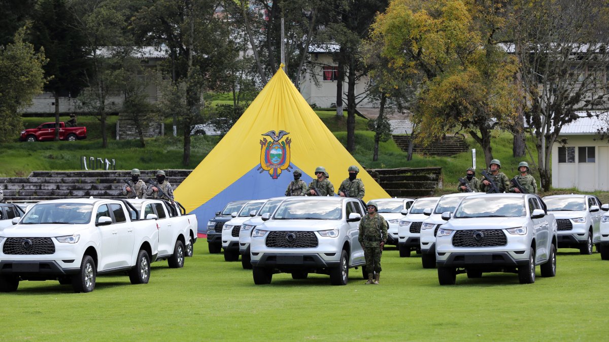 Proceso. En la ciudad de Quito se entregó 70 camionetas para potenciar los trabajos contra el crimen organizado.