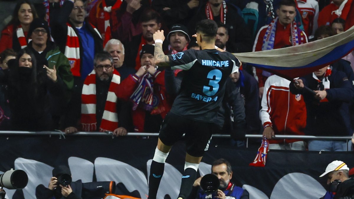 Piero Hincapié celebra su gol en Champions League.
