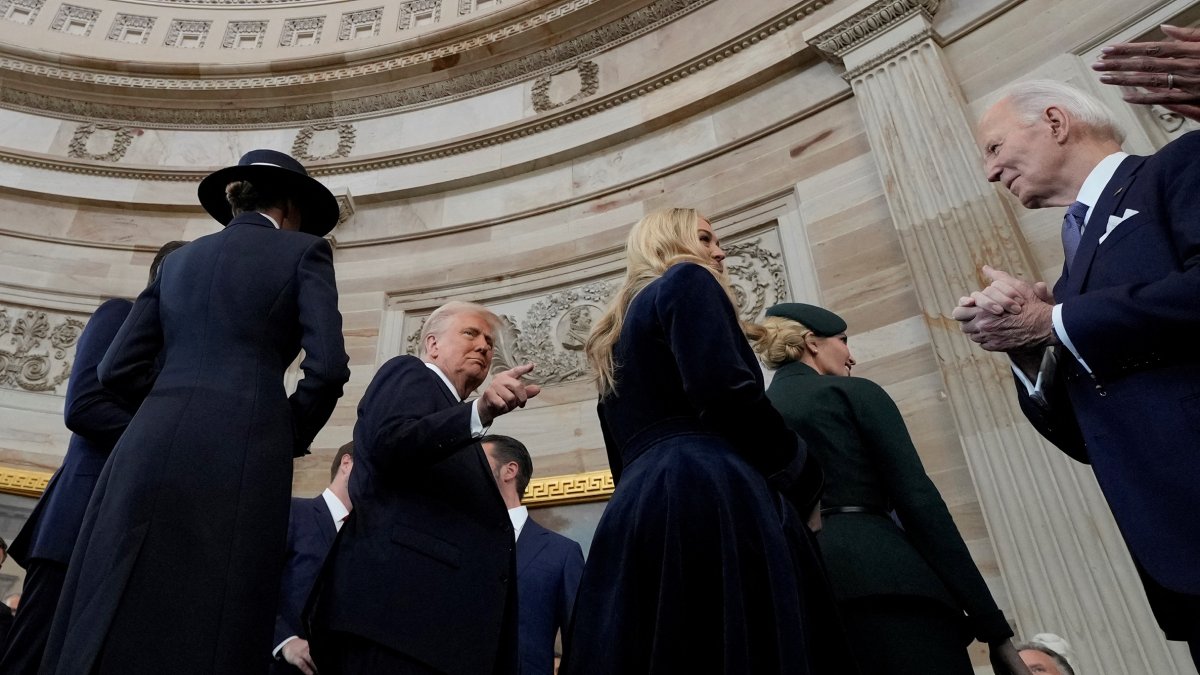 Washington. El presidente electo, Donald Trump), hace gestos cerca del ex presidente Joe Biden, este lunes