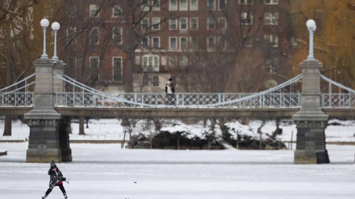 Un niño juega hockey en la laguna helada del Boston Public Garden en Boston, Massachusetts, EE.UU., el 21 de enero de 2025.