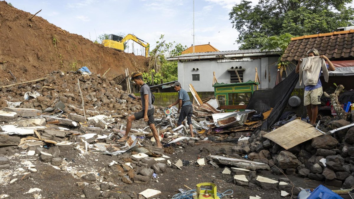 Vista de los destrozos causados por un deslizamiento de tierra en Bali.