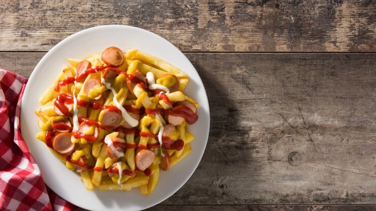 En la salchipapa no pueden faltar la salsa de tomate y mayonesa.