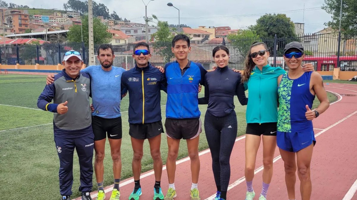 Andrés Chocho (d) con el grupo de marchistas que tiene a su cargo entre los que se encuentra el campeón olímpico Daniel Pintado (tercero desde la izquierda).