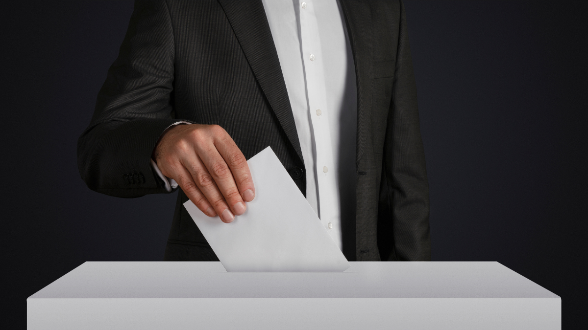 Ecuatorianos verifican su situación electoral de cara a las elecciones presidenciales y legislativas de 2025.