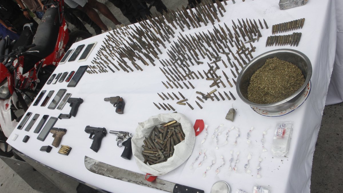 Un arsenal de armas y municiones fueron halladas.