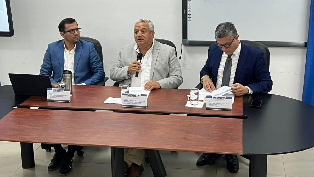 Marcos Zambrano, rector de la ULEAM, destacó la organización de un debate público.