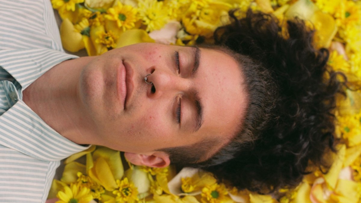 La música de Fabrikante es una celebración de la autenticidad. “He ido desde el reggaeton metal hasta el tribal ecuatoriano”, dice para resumir su largo recorrido sonoro.