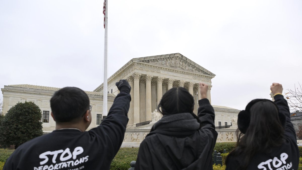 Activistas y jóvenes inmigrantes pidiendo un alto a las deportaciones de inmigrantes, durante una manifestación frente al Tribunal Supremo de Justicia, en Washington (EE.UU.).