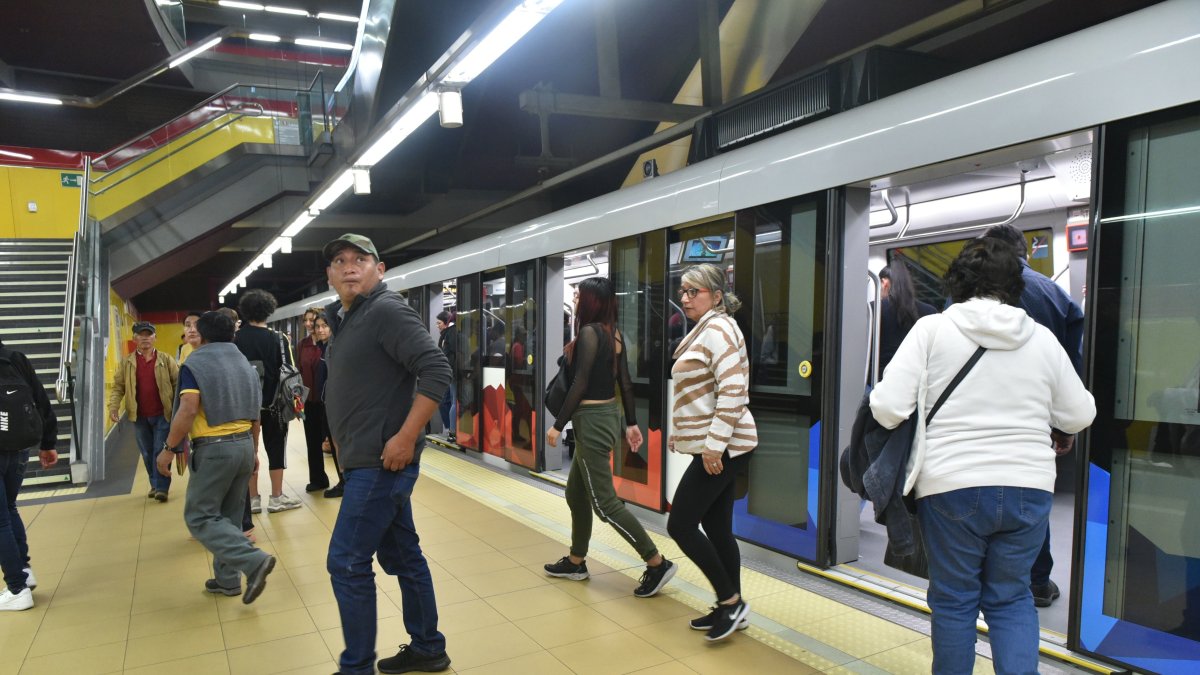 El bip o silbato indica el momento en que los trenes cerrarán puertas y se pondrán en movimiento en el Metro de Quito.