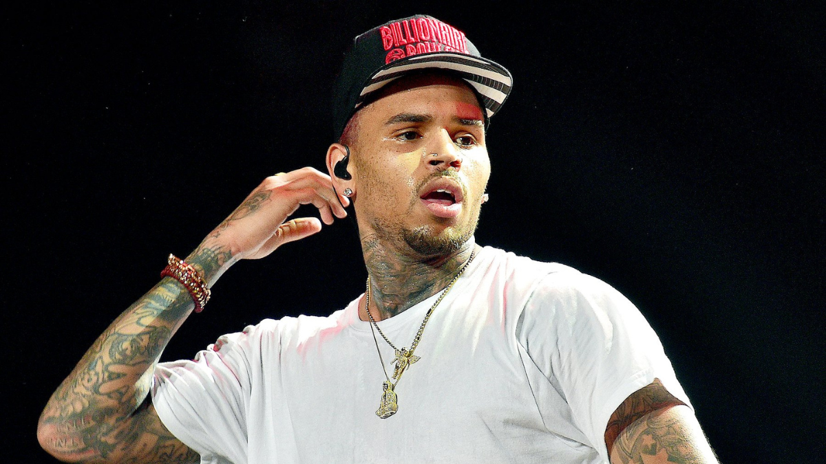 El cantante demanda a Warner Bros y Ample LLC