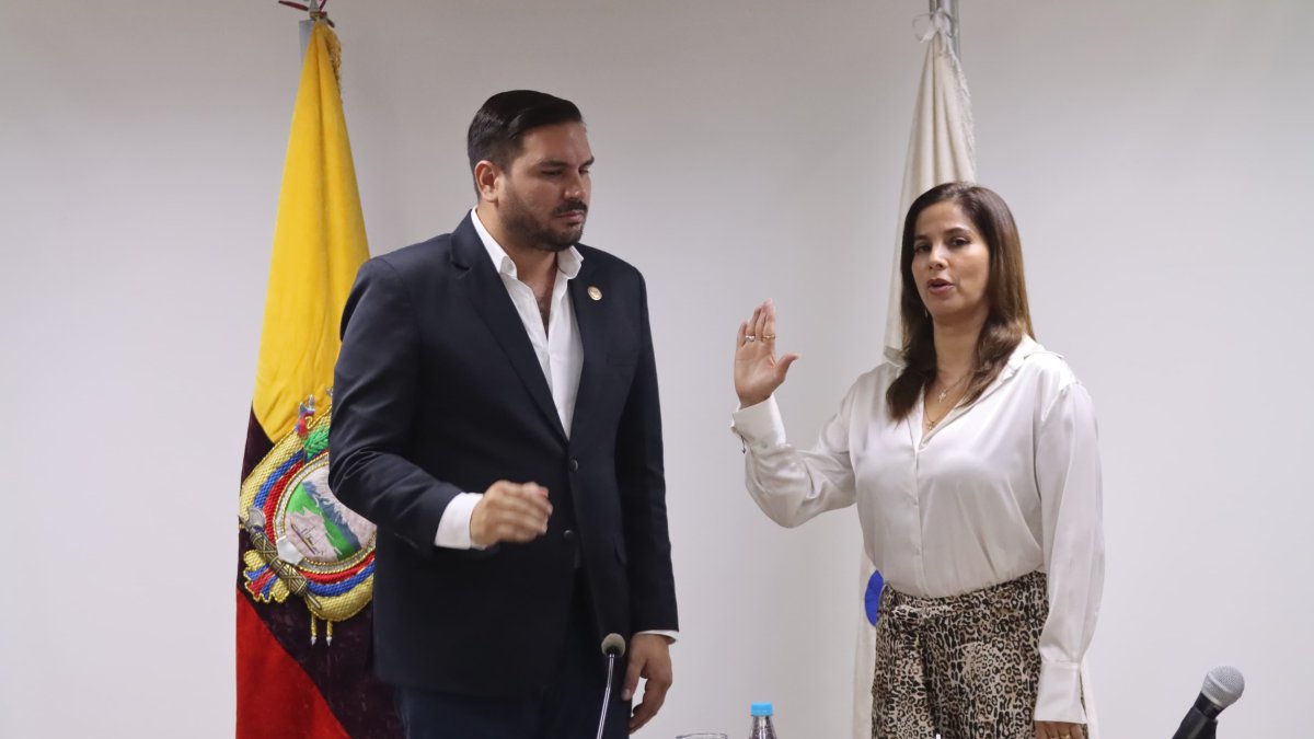 El presidente Andrés Fantoni tomó el juramento de Yadira Saltos como nueva vicepresidenta del CPCCS.
