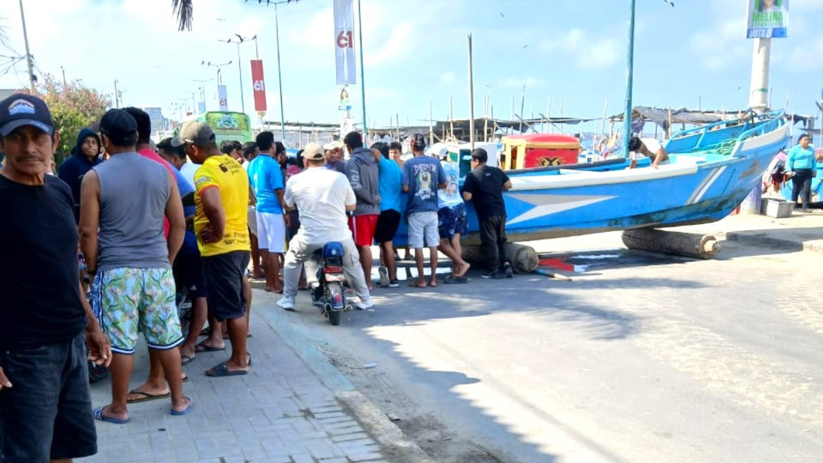 Pescadores de San Pedro bloquean la Ruta del Spondylus con una lancha en protesta por los constantes robos en el mar.
