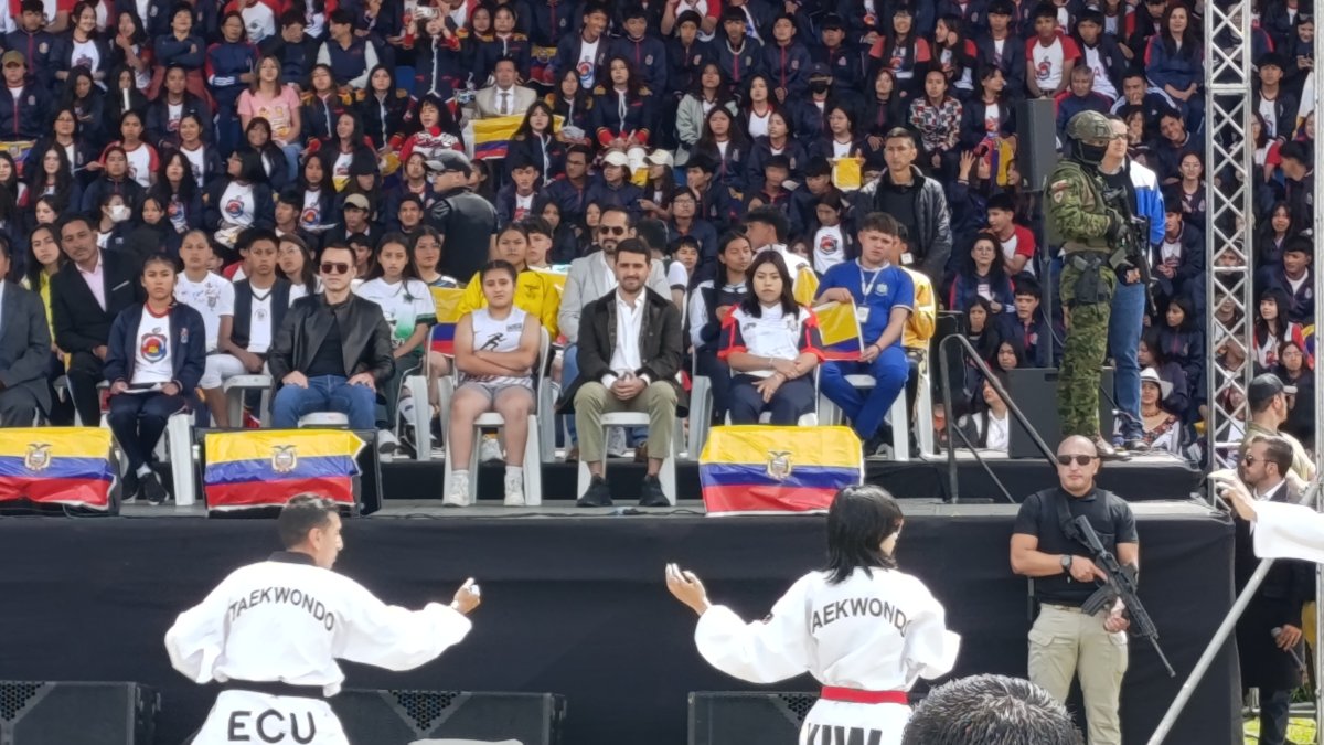 El presidente-candidato  inauguró los Juegos Intercolegiales en el estadio Fernando Guerrero.