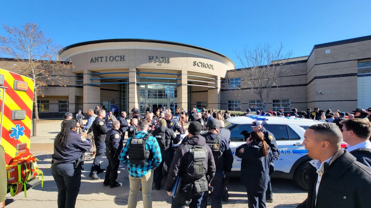 Foto de la cuenta en X de la Policía Metropolitana de Nashville de agentes en la escuela secundaria Antioch donde se produjo un tiroteo este miércoles.