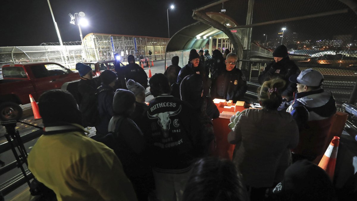 Migrantes esperan en el puente Internacional Paso del Norte, en Ciudad Juárez (México), el 20 de enero de 2025.