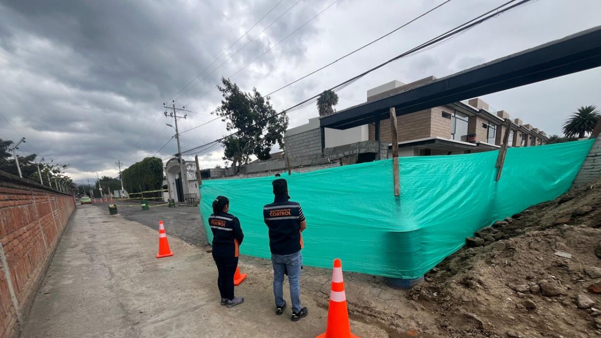 En el sitio se colocaron cintas de seguridad y parte de la obra está cercada.