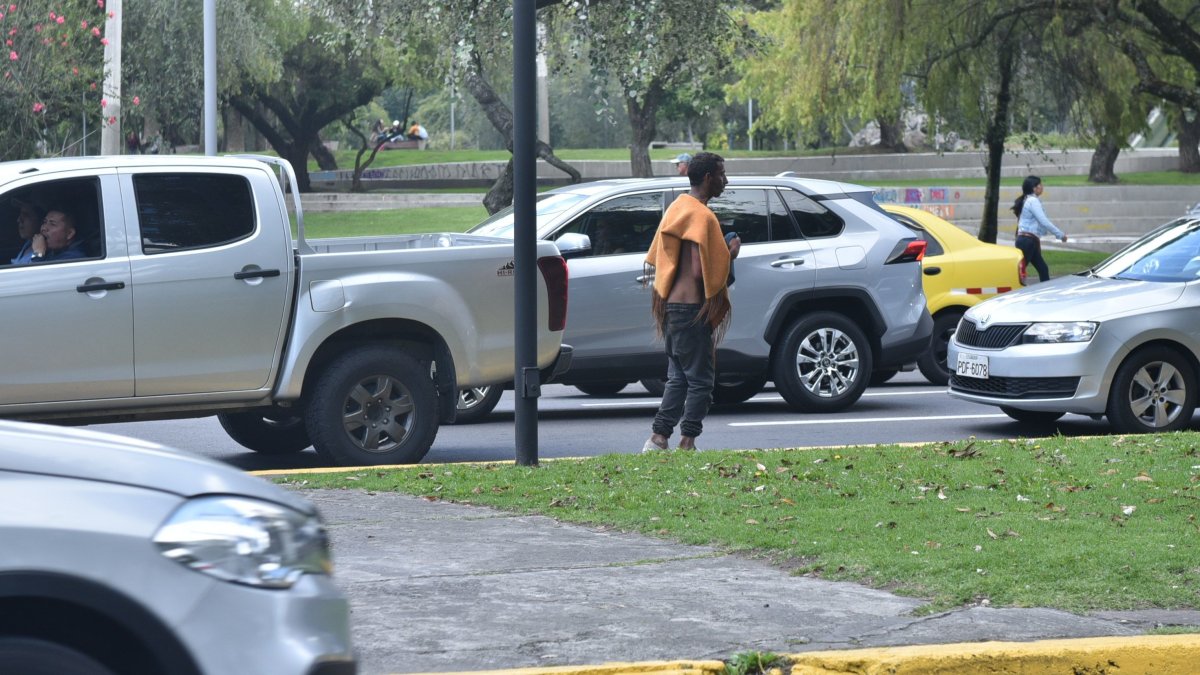 La Carolina. Las personas han encontrado refugio temporal en este lugar y piden dinero a sus alrededores