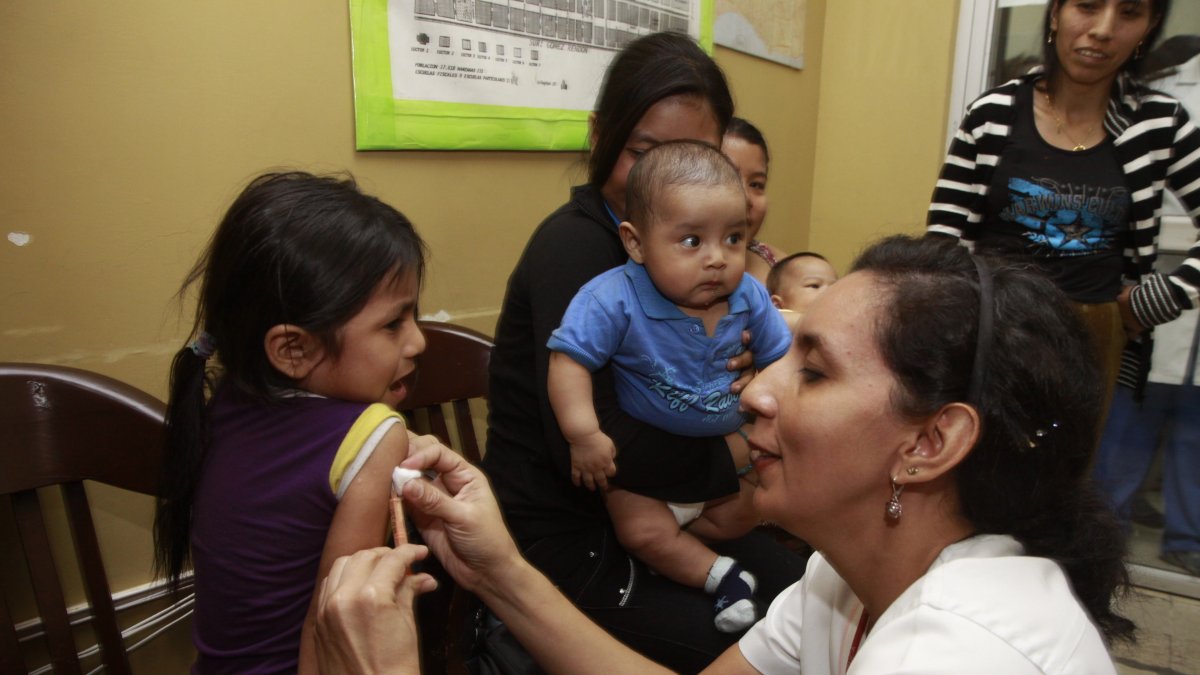 Inicia la Campaña de Vacunación contra Poliomielitis, Sarampión y Rubéola para los niños en Quito