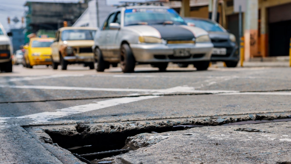 Arreglos serán por fisuras en las calles.