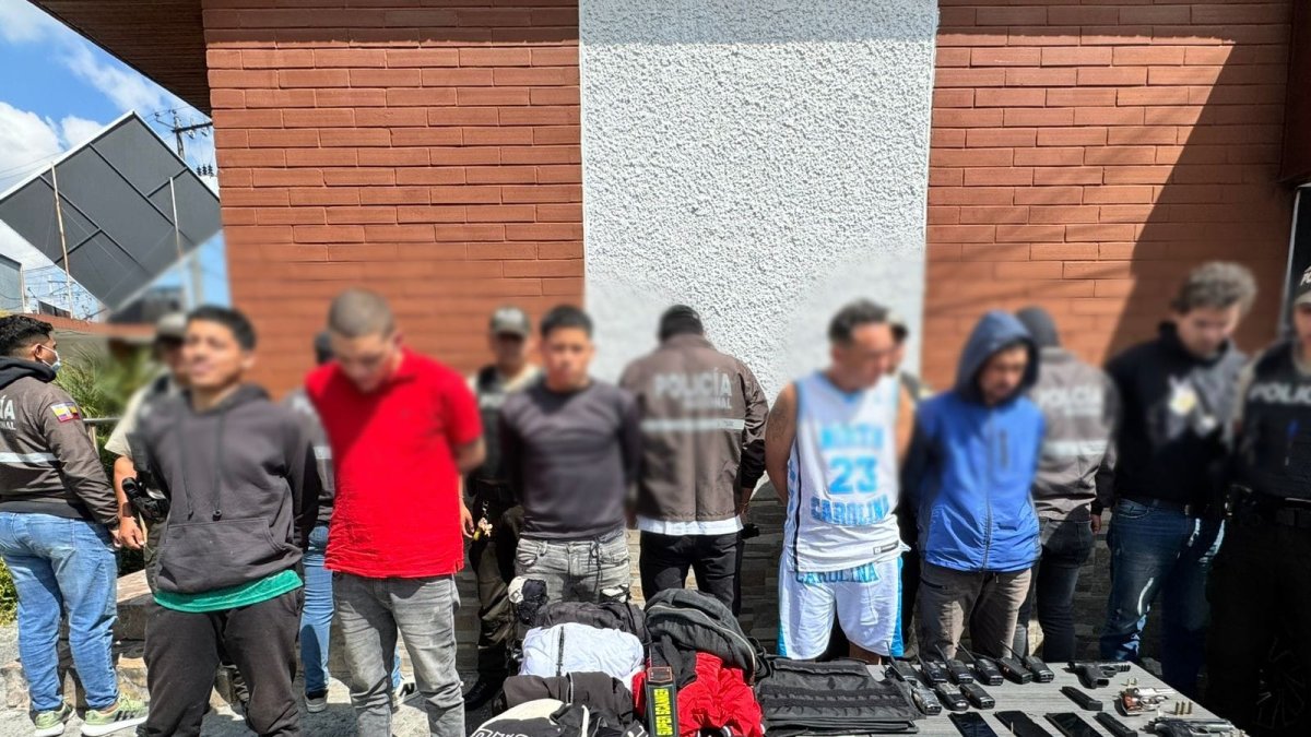 Se detuvo a seis personas. La Policía encontró tres armas de fuego, radios de intercomunicación y dinero en efectivo.