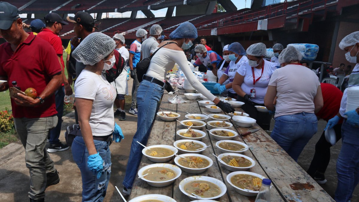 Personas preparan alimentos para desplazados por la violencia en el Catatumbo este martes, en Cúcuta (Colombia).