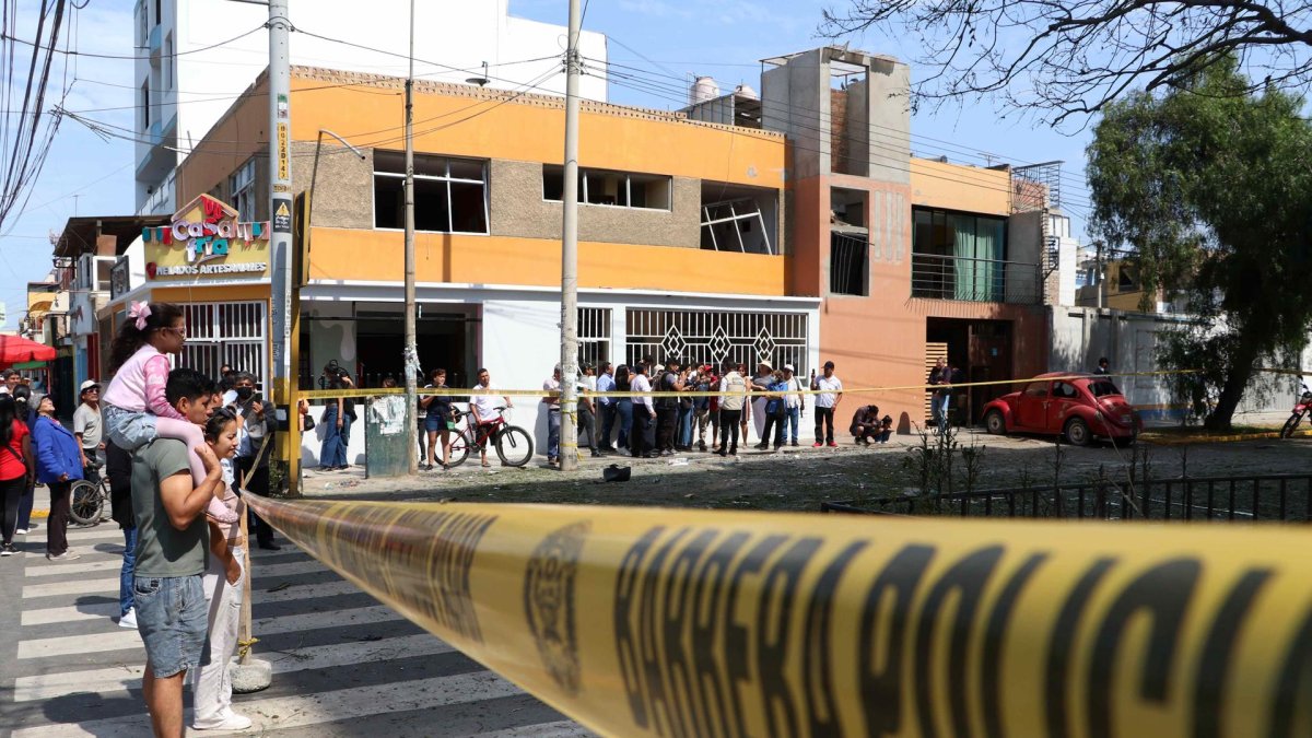 Personas observan una sede de la Fiscalía este martes, en Trujillo (Perú).