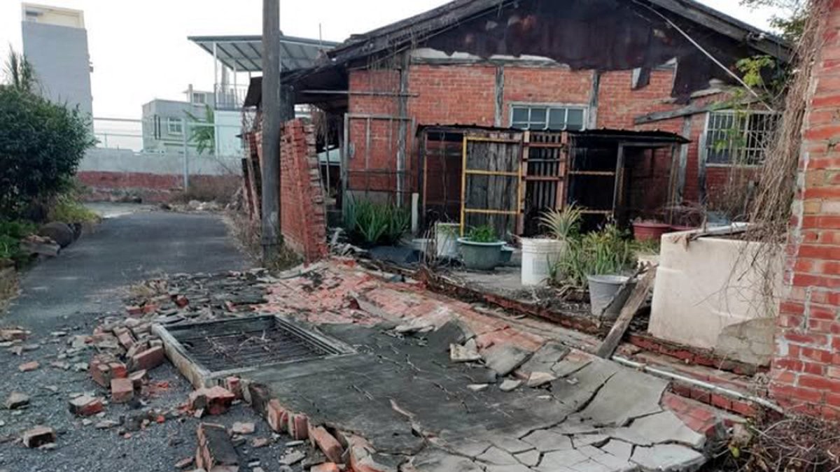 Chiayi. La pared de una casa colapsó tras el fuerte sismo.