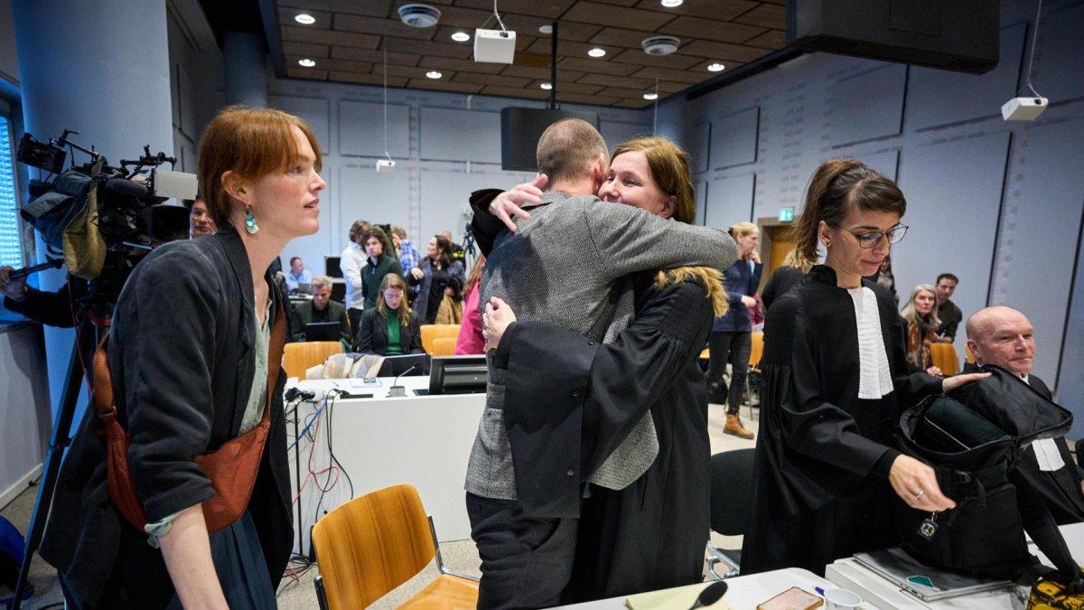 La Haya. El director Andy Palmen de Greenpeace festeja el dictamen.