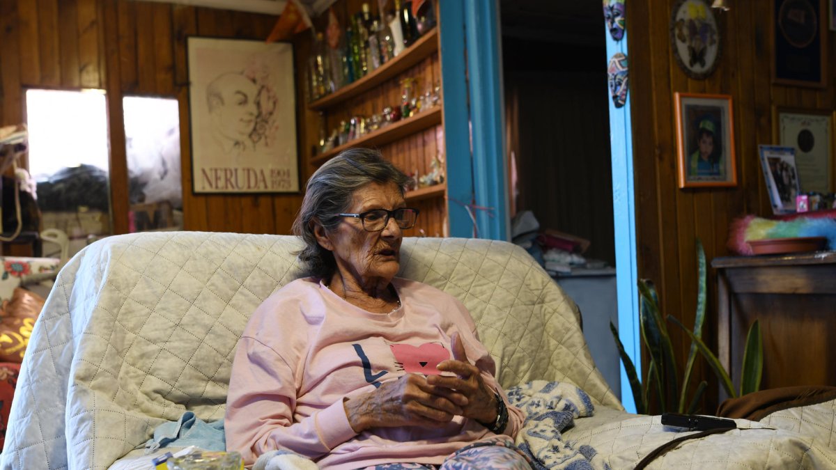 Violeta Berríos, pareja del ejecutado por personal militar en el año 1973, Mario Argüelles, durante una entrevista con EFE, en la ciudad de Calama (Chile).