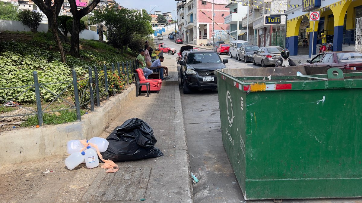 Imagen. Los habitantes manifiestan que el contenedor de basura da un mal aspecto a la Plaza Colón y genera malos olores, lo cual no es agradable para fomentar el turismo.