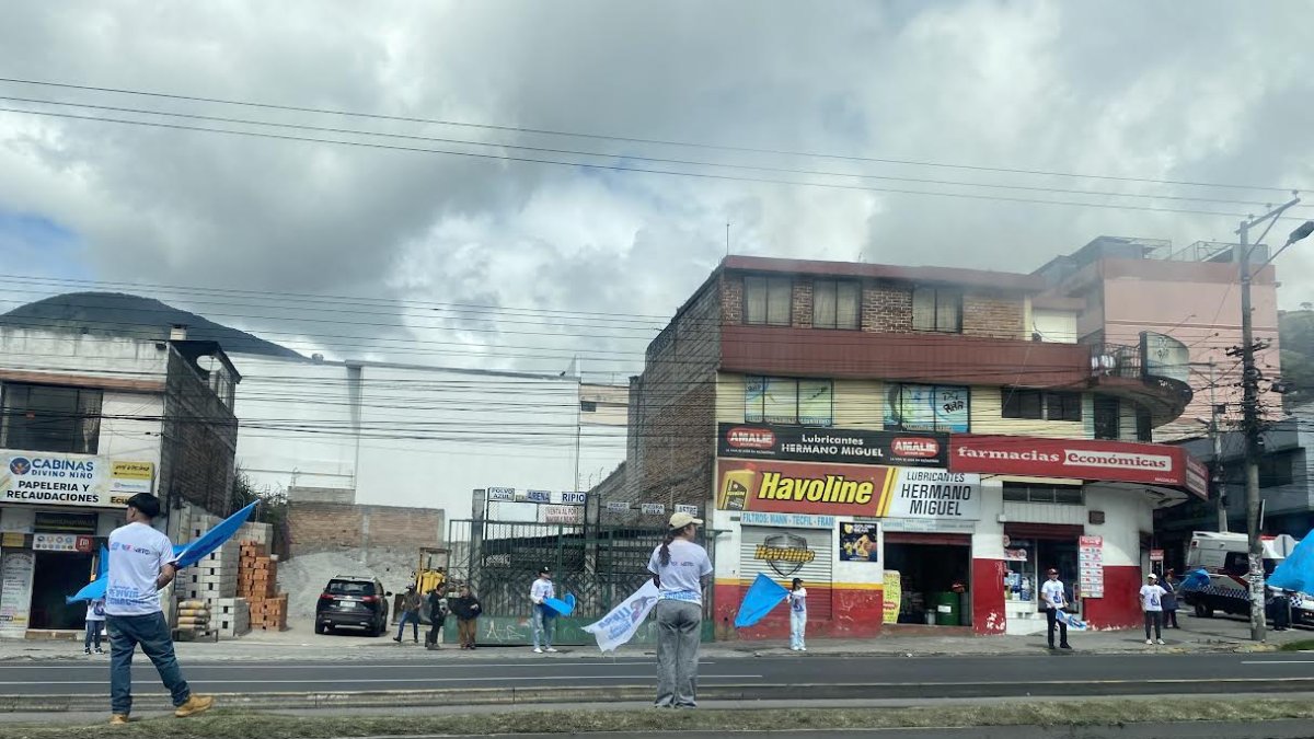 En el sur de Quito, jóvenes agitan banderas de uno de los movimientos políticos.