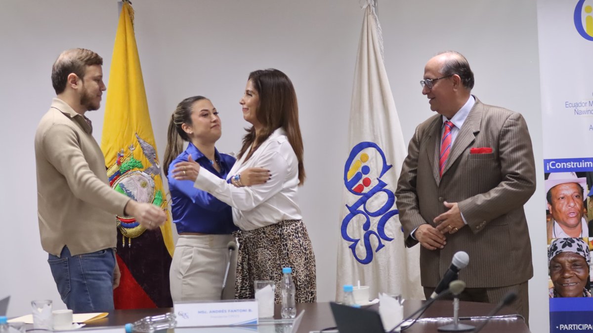 La nueva mayoría del CPCCS, conformada por integrantes de la denominada Liga Azul, durante la sesión de este miércoles 22 de enero.