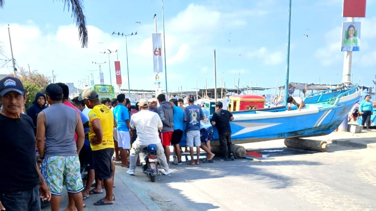 Los pescadores cerraron la vía con una lancha para impedir el paso y exigir la atención de las autoridades.