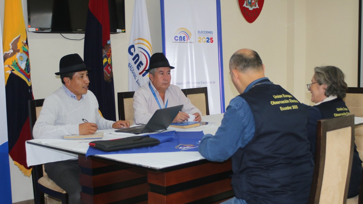 Los integrantes de la Misión de Observación Electoral se reúnen con autoridades en la provincia.