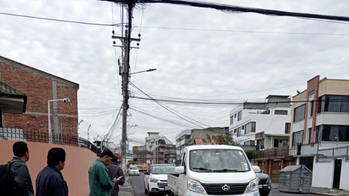 En el norte de Quito se registro un choque entre una camioneta y un motociclista.
