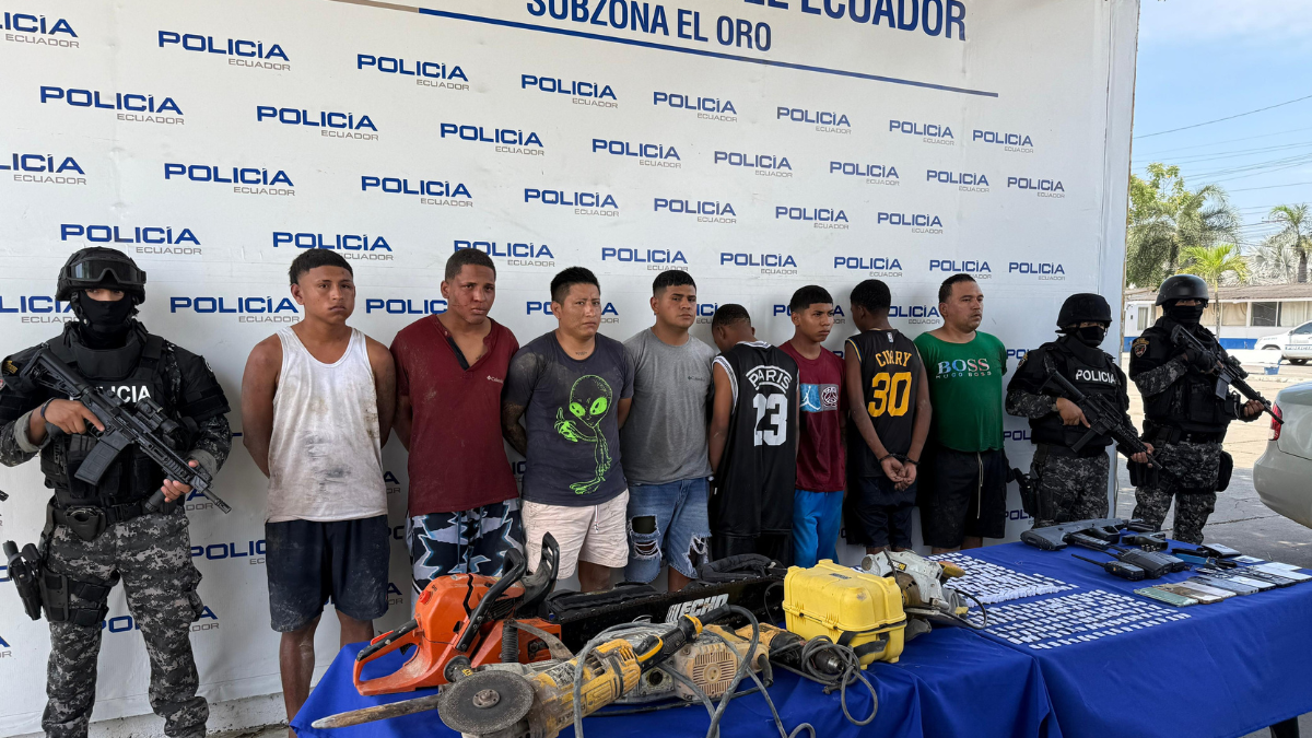 Son ocho los sujetos que fueron detenidos tras la intervención policial.