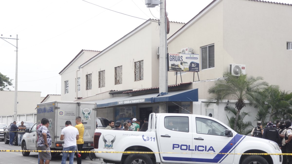 El cuerpo de Hilner Zambrano Gallardo quedó sobre la acera de la urbanización donde residía. Su hermano, José Zambrano, dentro del negocio.