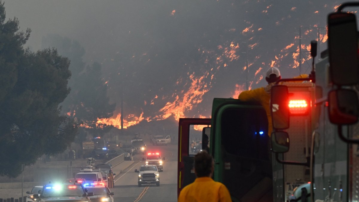 Los bomberos observan cómo las llamas del incendio Hughes queman la ladera de Castaic, un vecindario en el noroeste del condado de Los Ángeles, California, el 22 de enero de 2025.