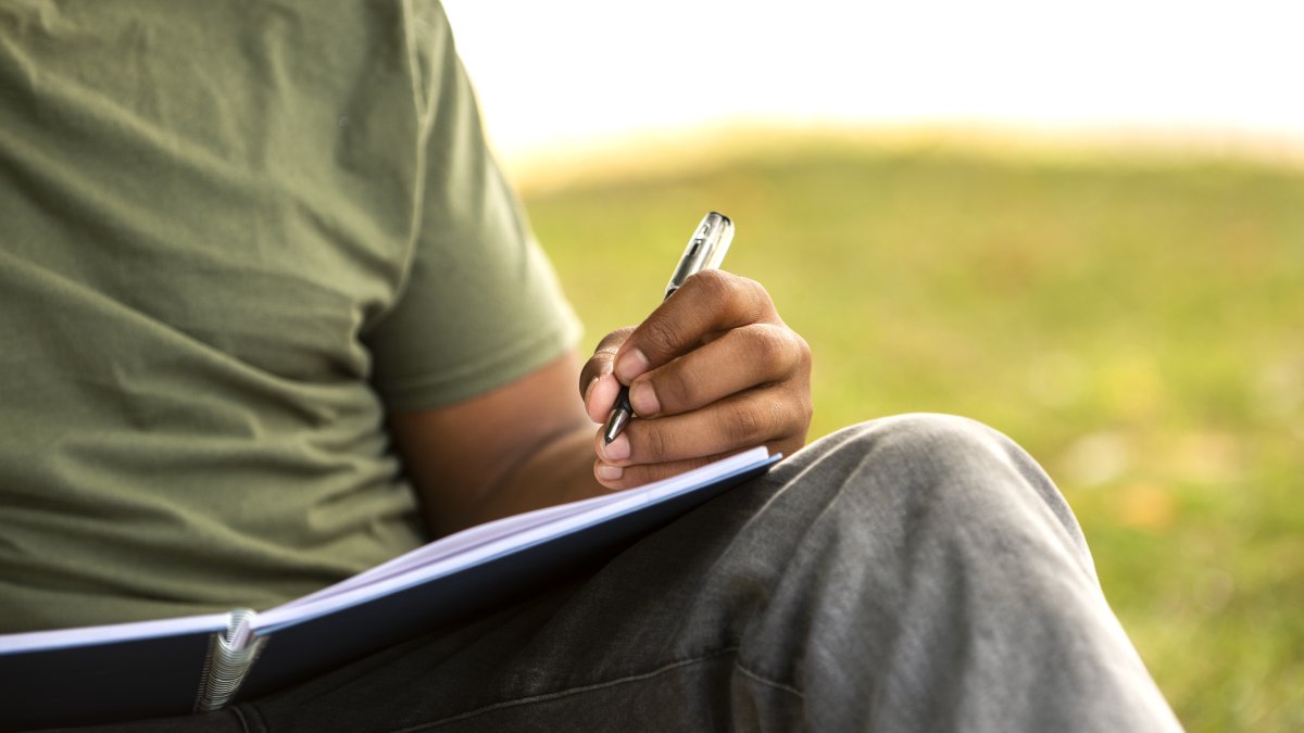 Guía paso a paso para escribir tu primer libro: desde la inspiración inicial hasta la edición final. Perfecto para escritores principiantes y avanzados